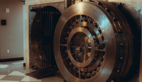 Bank Locker vs. Private Vault Storage Deposit Boxes: Which is a Better Option?