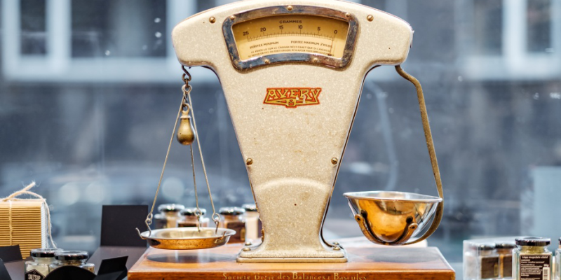 An equal arm weighing scale.