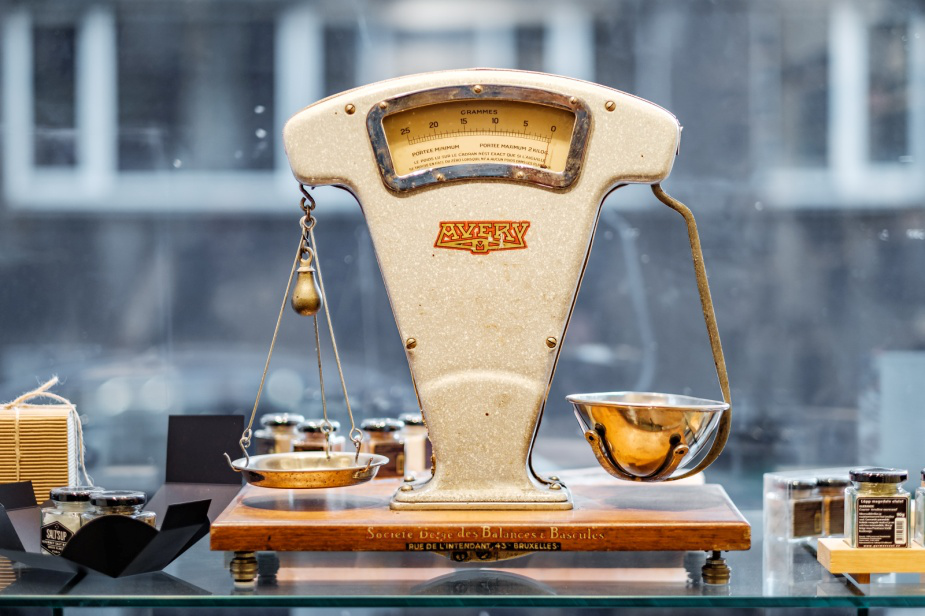An equal arm weighing scale.